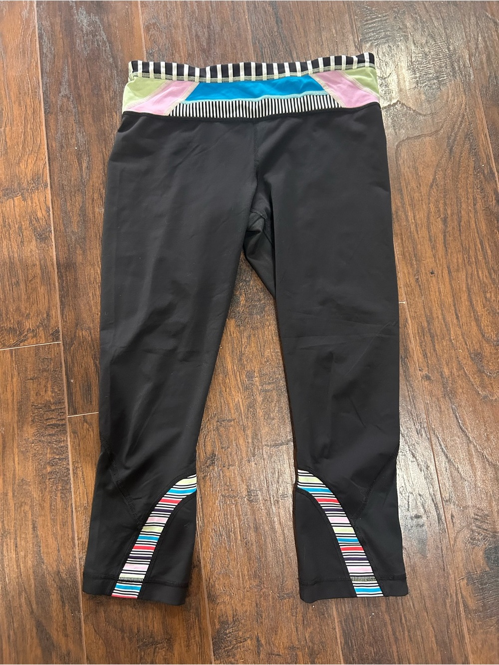 Special edition “ SEAWHEEZE”  LULULEMON CAPRIS size 6